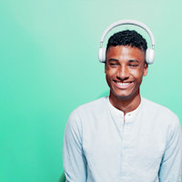 En glad mand lytter til podcasts