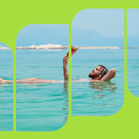 Mand der flyder i et blå hav med en bog i hånden