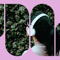 Kvinde med sort hestehale står ved siden af hæk og kigger op og har hvide over-ear høretelefoner på